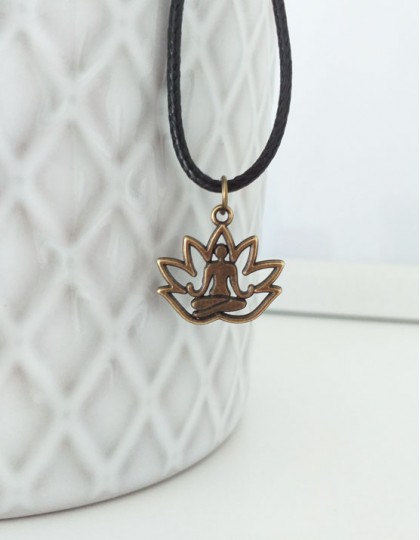 Colar com Flor de Lótus/Meditação (cor de bronze)