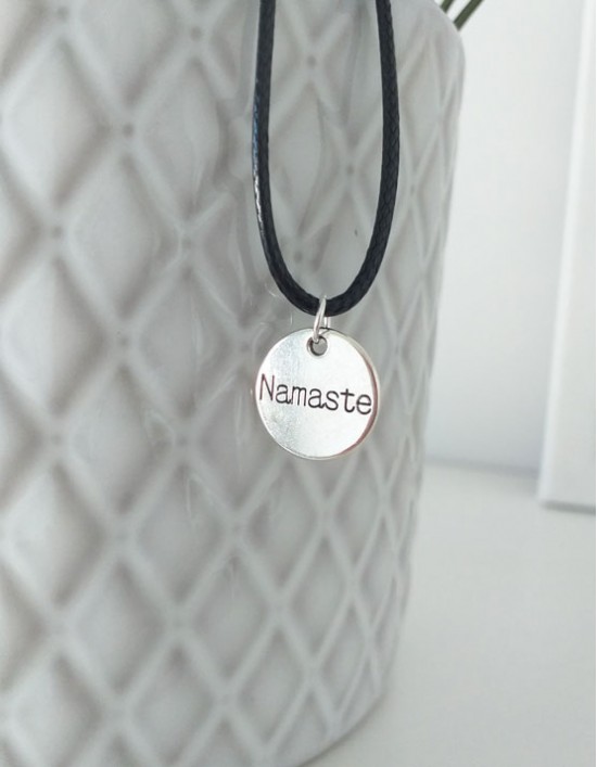 Colar com Namasté (prateado)