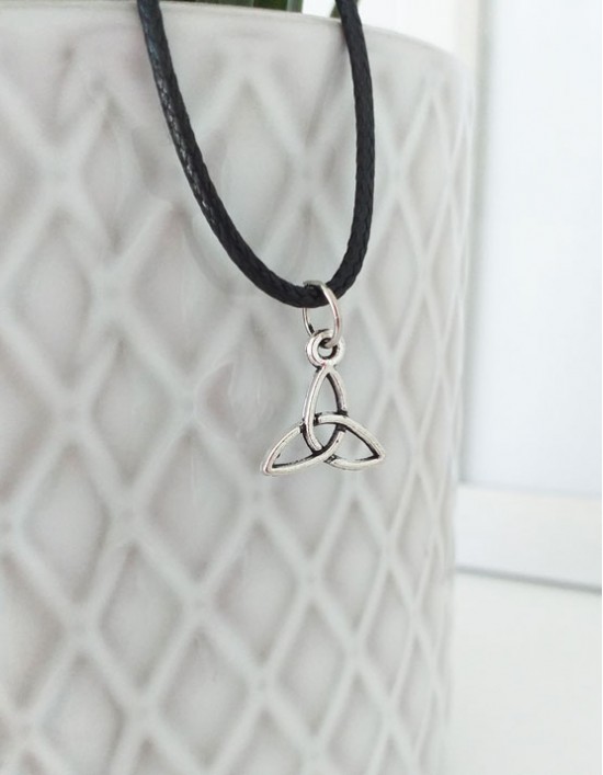 Colar com Triquetra (prateado)