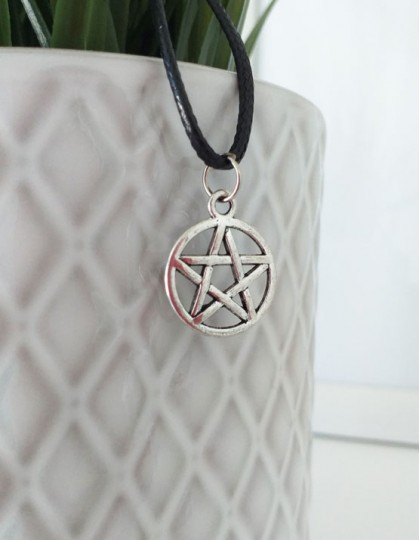 Colar com Pentagrama (prateado)