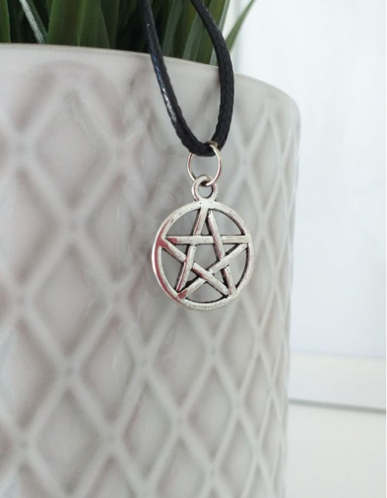 Colar com Pentagrama (prateado)