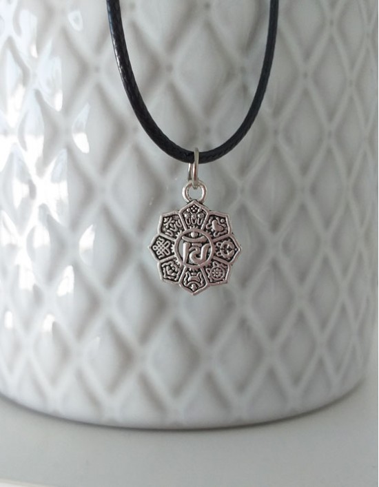 Colar com Om Mani Padme Hum (prateado)