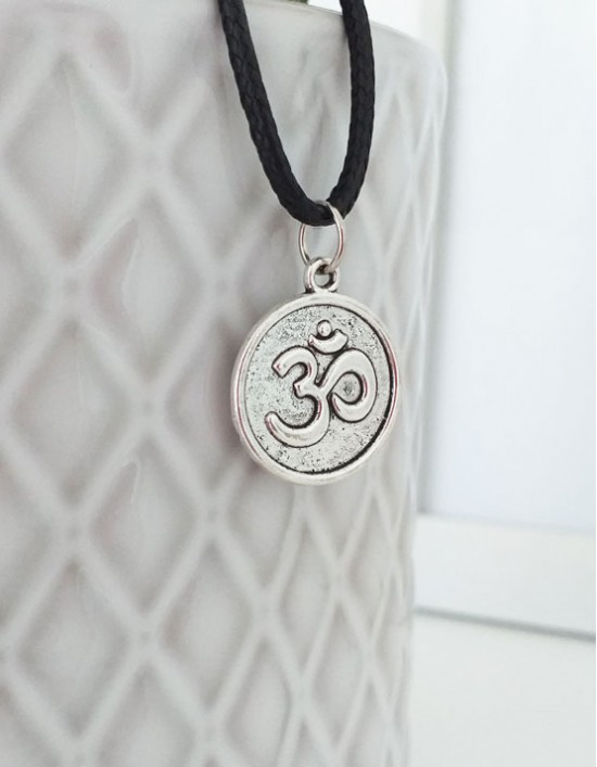 Colar com Om (prateado)
