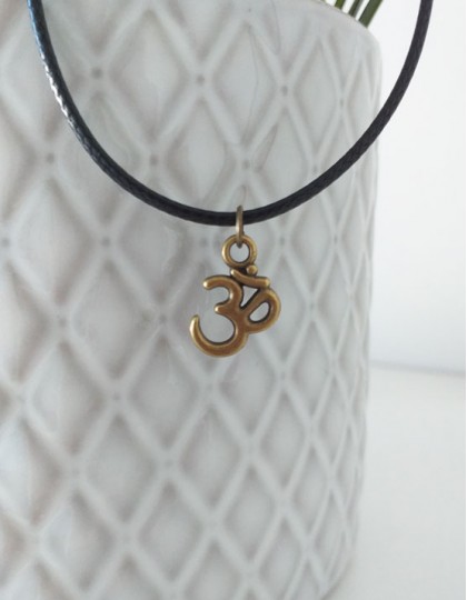 Colar com Om (cor de bronze)