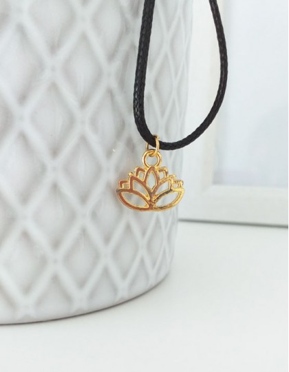 Colar com Flor de Lótus (dourado)