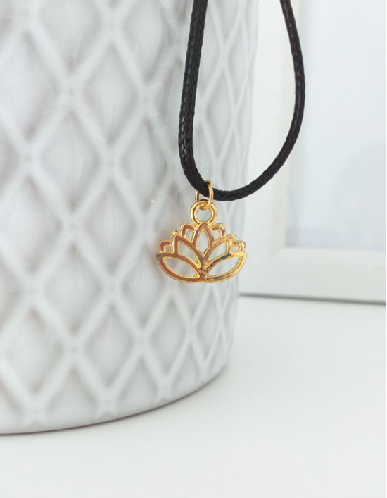 Colar com Flor de Lótus (dourado)
