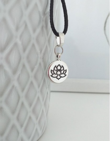 Colar com Flor de Lótus Medalha (prateado)
