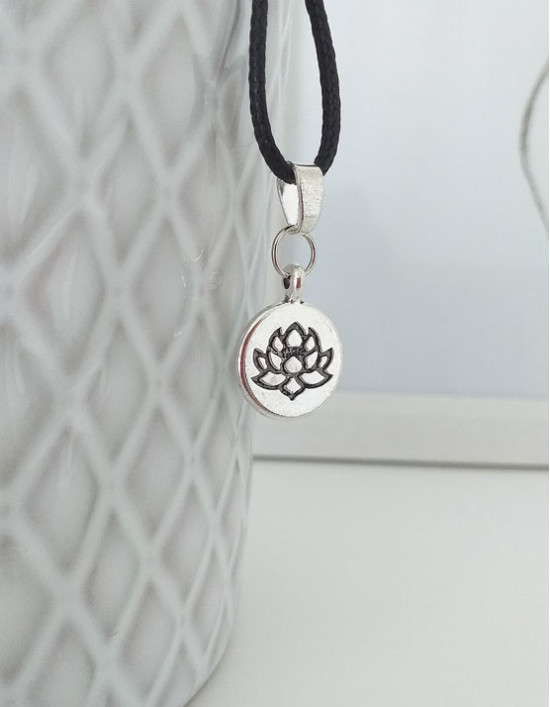 Colar com Flor de Lótus Medalha (prateado)