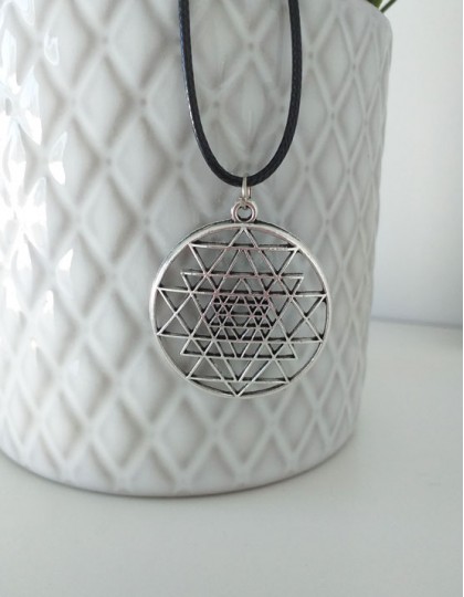 Colar com Sri Yantra (prateado)