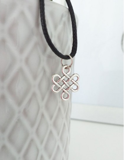 Colar com Nó Infinito Budista (prateado)