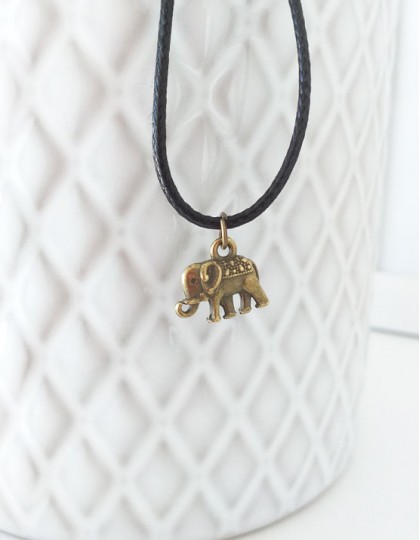 Colar com Elefante Sagrado (cor de bronze)