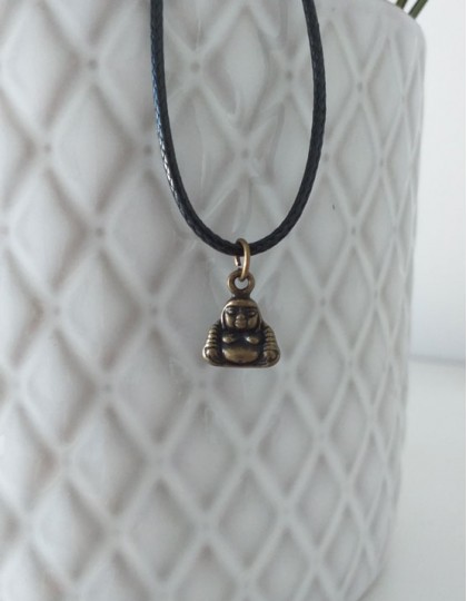 Colar com Buda Hotei (cor bronze)