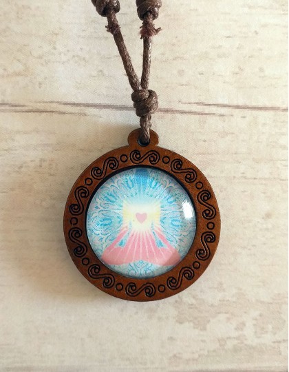 Colar de Madeira com Figura em Meditação