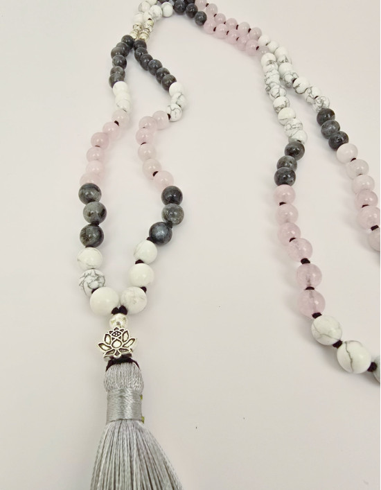 Japamala de Howlita, Labradorita e Quartzo Rosa com Flor de Lótus (ref.: 108749)